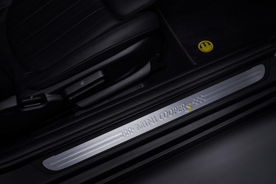 Детали интерьера Mini Cooper SE (F56) 2019 года  (WW) (фото 87 из 132)